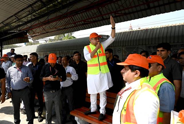 रेल मंत्री अश्विनी वैष्णव ने वंदे भारत एक्सप्रेस के लिए की ’14 मिनट की चमत्कारी सफाई’ योजना की शुरुआत