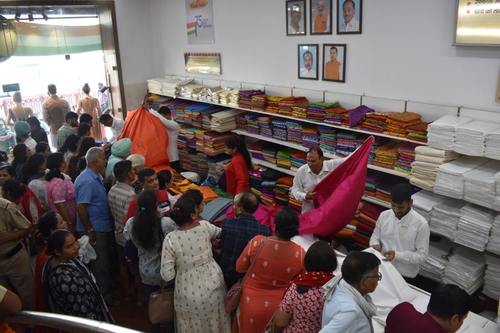 पीएम मोदी की अपील का हुआ असर, खादी एवं ग्रामोद्योग उत्पादों की बिक्री ने रचा इतिहास