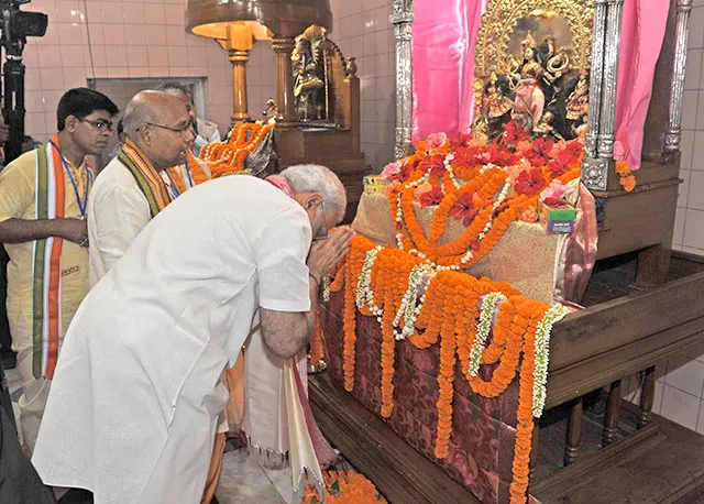 प्रधानमंत्री नरेन्द्र मोदी ने देवी चंद्रघंटा से प्रार्थना की है