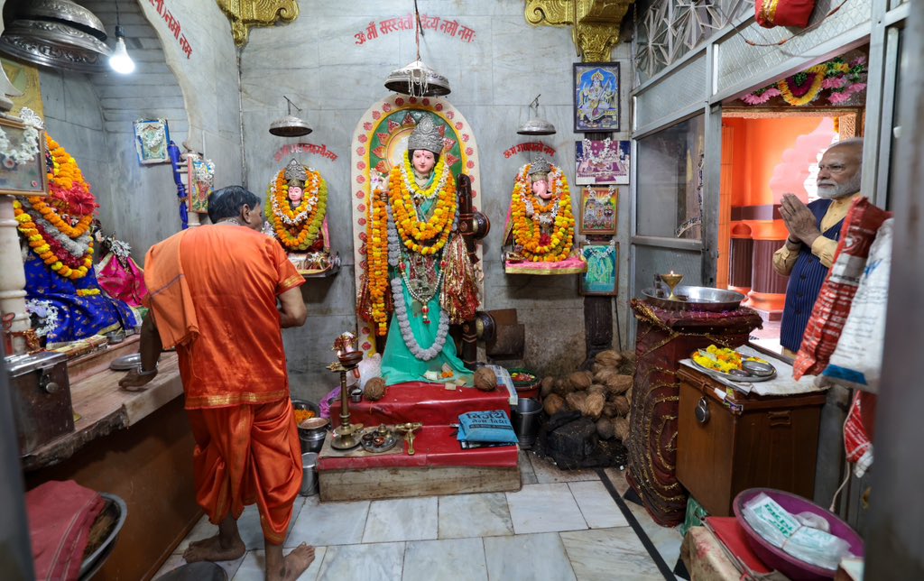 प्रधानमंत्री मोदी ने छत्तीसगढ़ के बस्तर में मां दंतेश्वरी मंदिर में की पूजा-अर्चना