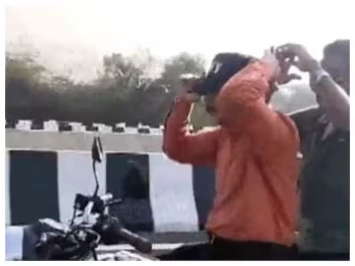 जब सड़क पर हाथ छोड़कर बाइक पर स्टंट दिखाने लगे कांग्रेस नेता अधीर रंजन चौधरी, वायरल हुआ बिना हेलमेट वीडियो