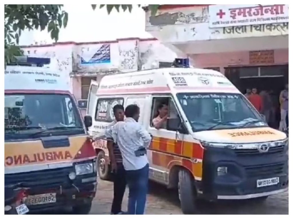 यूपी के देवरिया में जमीन को लेकर दो पक्षों में जमकर मारपीट, धारदार हथियार से काटकर 6 की हत्या