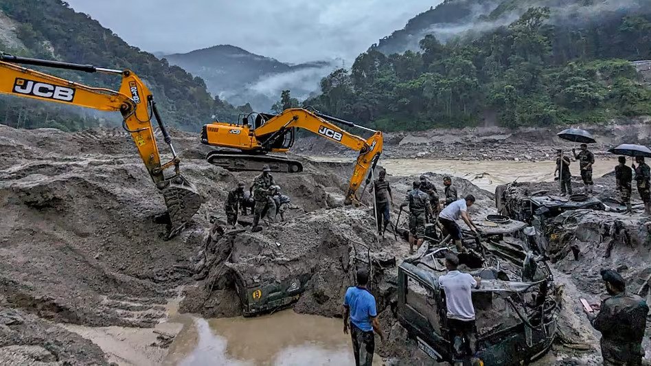 सिक्किम आई बाढ़ में फंसे 3 हजार पर्यटक, सीएम प्रेम सिंह तमांग ने बाढ़ प्रभावित इलाकों का किया दौरा