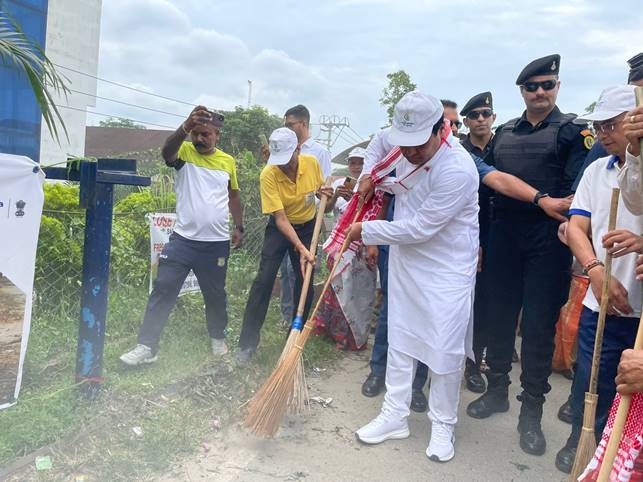 असम के डिब्रूगढ़ से ‘स्वच्छता ही सेवा’ अभियान में लोगों के साथ शामिल हुए सर्बानंद सोनोवाल