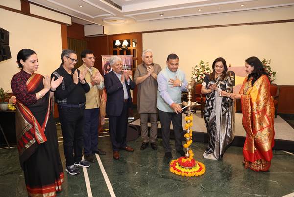 केंद्रीय मंत्री हरदीप सिंह पुरी ने कलाकार करुणा जैन की ‘वूमनौवरे’ चित्रों की एकल प्रदर्शनी का किया अवलोकन