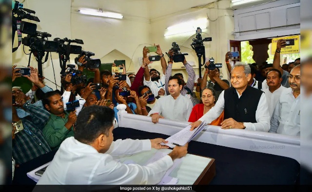 सीएम अशोक गहलोत ने सरदारपुरा से किया नामांकन, बोले- एक बार फिर आएगी कांग्रेस सरकार