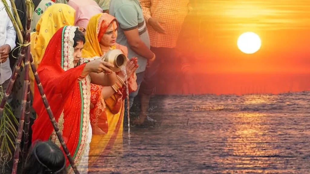 उगते सूर्य को अर्घ्य देने के साथ ही आज संपन्न हुआ छठ-पूजा का महापर्व The great festival of Chhath Puja ended today with the offering of Arghya to the rising sun.