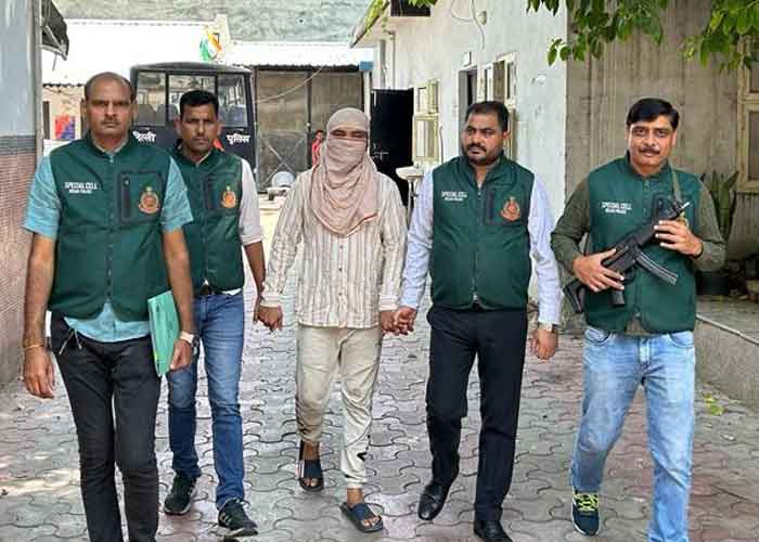 दिल्ली पुलिस और भाऊ गैंग के बीच हुई मुठभेड़, गोलीबारी के बाद तीन बदमाश गिरफ्तार Encounter between Delhi Police and Bhau Gang, three criminals arrested after firing