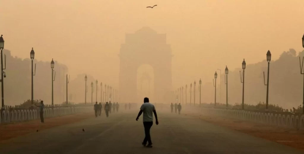 दिल्ली की हवा में घुट रहा दम, सुबह पांच बजे एक्यूआई का आंकड़ा 400 के पार Delhi's air is suffocating, AQI figure crosses 400 at five in the morning