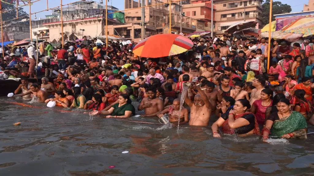 कार्तिक पूर्णिमा पर श्रद्धालु नदियों में लगा रहे आस्था की डुबकी, वाराणसी-प्रयागराज-हरिद्वार-गढ़ में उमड़ी भीड़ Devotees are taking a dip of faith in rivers on Kartik Purnima, crowd gathered in Varanasi-Prayagraj-Haridwar-Garh.