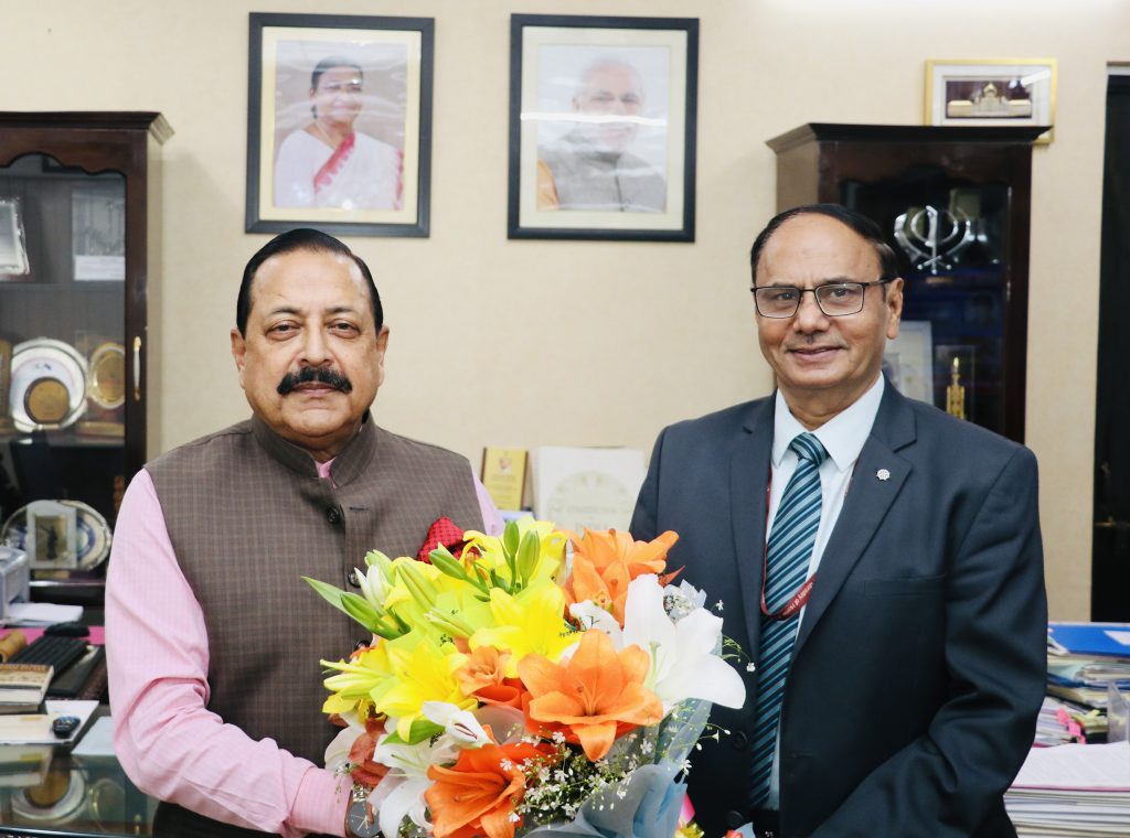 नए मुख्य सूचना आयुक्त हीरालाल सामरिया ने केंद्रीय मंत्री डॉ. जितेंद्र सिंह से मुलाकात की New Chief Information Commissioner Hiralal Samaria met Union Minister Dr. Jitendra Singh