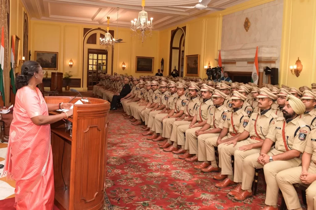 भारतीय पुलिस सेवा के परिवीक्षाधीन अधिकारियों ने राष्ट्रपति से भेंट की Probationary officers of Indian Police Service met the President