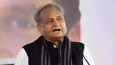 वोटिंग से ठीक पहले सीएम गहलोत ने पीएम मोदी और अमित शाह पर कसा तंज, कहा- ‘दो गुजराती राजस्थान में ..