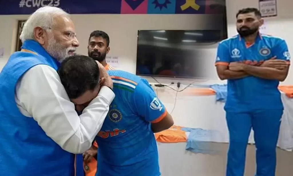 ड्रेसिंग रूम में पीएम मोदी के सामने भावुक हो गए मोहम्मद शमी, प्रधानमंत्री ने लगाया गले Mohammed Shami became emotional in front of PM Modi in the dressing room, the Prime Minister hugged him