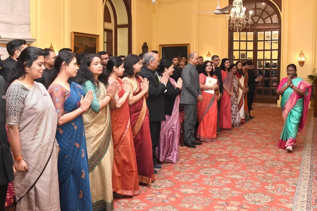गुरूग्राम स्थित हिपा में 98वें विशेष फाउंडेशन कोर्स में भाग ले रहे प्रशिक्षु अधिकारियों ने राष्ट्रपति से की मुलाकात