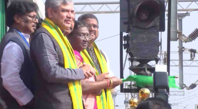 राष्ट्रपति द्रौपदी मुर्मू पंहुची रायरंगपुर, तीन ट्रेनों को दिखाई हरी झंडी President Draupadi Murmu reached Rairangpur, flagged off three trains