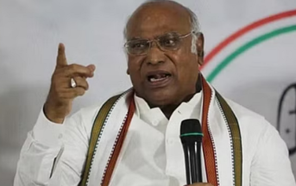 कांग्रेस अध्यक्ष खरगे ने फिर तोड़ी मर्यादा, पीएम मोदी और सीएम केसीआर पर की विवादित टिप्पणी Congress President Kharge again broke decorum, made controversial remarks on PM Modi and CM KCR