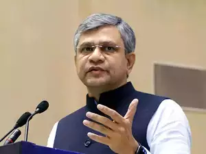 अचानक नई दिल्ली स्टेशन पहुंचे रेल मंत्री, कहा- त्योहारी सीजन को लेकर प्लानिंग की जा रही.. Railway Minister suddenly reached New Delhi station, said- Planning is being done for the festive season..