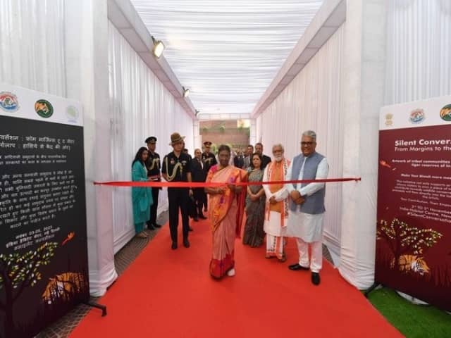 राष्ट्रपति ने “साइलेंट कन्वर्सेशन: फ्रॉम मार्जिन्स टू द सेंटर” कला प्रदर्शनी का उद्घाटन किया