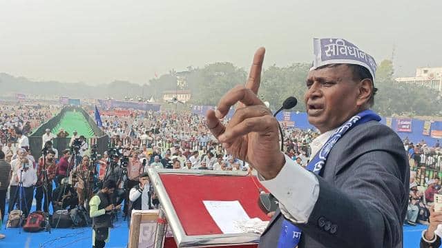 संविधान को बदलने की जरूरत है: पीएम के आर्थिक सलाहकार विवेक देबराय