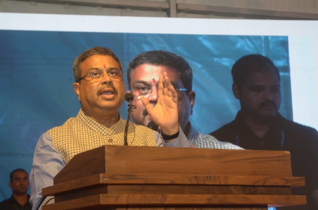 धर्मेंद्र प्रधान ने भुवनेश्वर में एक सम्मान समारोह में 18 व्यवसायों के 26 विश्वकर्मा गुरुओं को किया सम्मानित