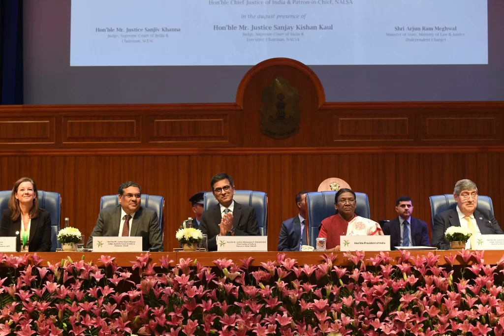 लोगों को न केवल उनके अधिकारों के प्रति जागरूक बनाने, बल्कि उन्हें कानूनी सहायता प्रदान करने में भी सहायता करने के लिए भी एक जागरूकता अभियान शुरू करने की जरूरत है: राष्ट्रपति मुर्मु