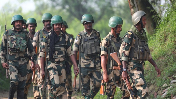 भारतीय सेना ने पाकिस्तान से लिया बदला, दो रेंजर्स को मार गिराया