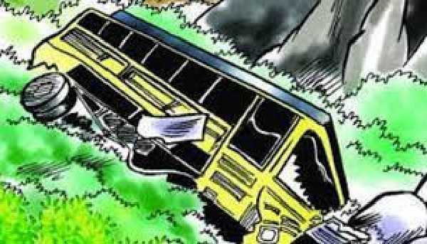 जम्मू-कश्मीर के डोडा में 300 फीट गहरी खाई में गिरी बस, 36 लोगों की मौत, कई घायल