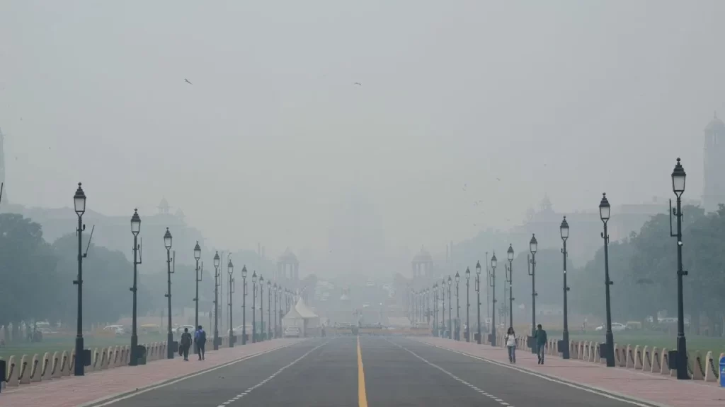दिल्ली में प्रदूषण का स्तर गंभीर स्तर बरकरार, बारिश से लोगों को मिल सकती है बड़ी राहत