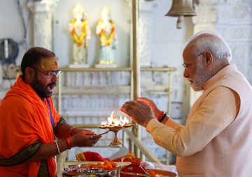 छत्तीसगढ़ के डोंगरगढ़ में प्रधानमंत्री मोदी ने की मां बम्लेश्वरी की पूजा-अर्चना की