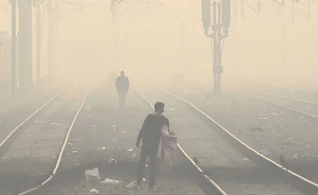 24 घंटे में बदल गई दिल्ली की हवा, आज AQI 900 के पार, दिवाली की सुबह थी कुछ ऐसी