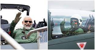 प्रधानमंत्री ने भारतीय वायुसेना के बहुउद्देशीय लड़ाकू विमान तेजस में उड़ान की पूरी