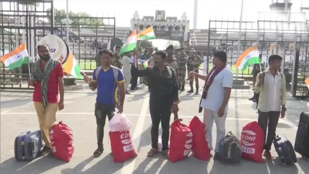 पाकिस्तान ने दिवाली से पहले 80 भारतीय मछुआरों छोड़े, अटारी बाघा बॉर्डर के जरिए अपने देश लौटेओर गिफ्ट लाए