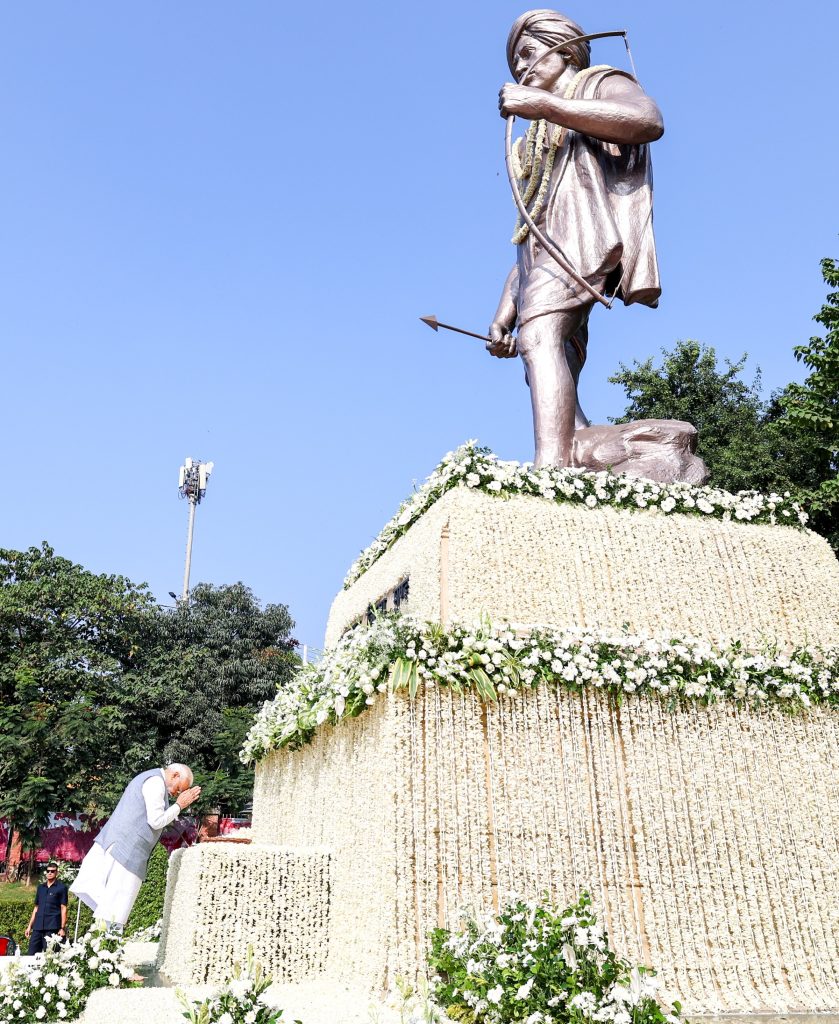 प्रधानमंत्री नरेन्द्र मोदी ने झारखंड के रांची में भगवान बिरसा मुंडा मेमोरियल पार्क व स्वतंत्रता सेनानी संग्रहालय का दौरा किया