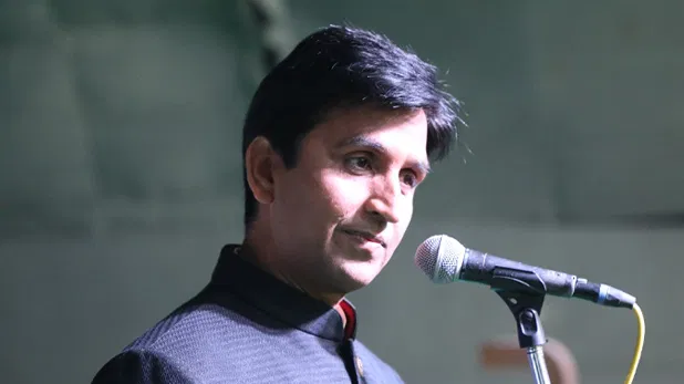 कुमार विश्वास के काफिले पर कार सवार ने मारी टक्कर, पुलिस पर भी किया हमला