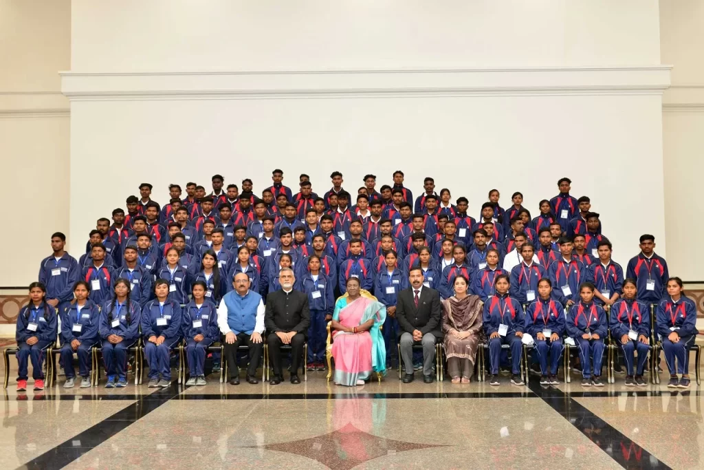 जनजातीय युवा एक्सचेंज कार्यक्रम (TYEP) में भाग लेने वाले युवा प्रतिनिधिमंडल ने राष्ट्रपति से मुर्मु से की मुलाकात