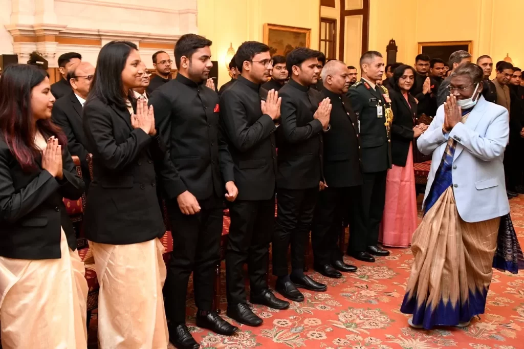सैन्य इंजीनियर सेवाओं के प्रशिक्षु अधिकारियों ने राष्ट्रपति द्रौपदी मुर्मु से की मुलाकात
