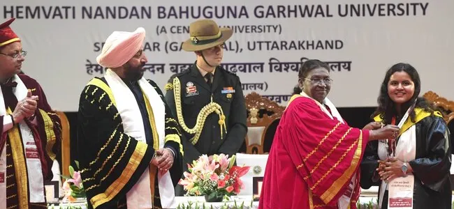 हेमवती नंदन बहुगुणा गढ़वाल विश्वविद्यालय के 11वें दीक्षांत समारोह में शामिल हुई भारत की राष्ट्रपति द्रौपदी मुर्मु