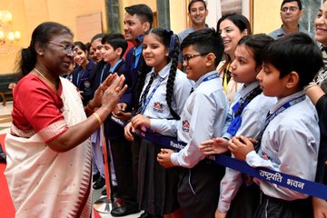 बाल दिवस के अवसर पर विभिन्न स्कूलों/संगठनों के बच्चों ने राष्ट्रपति मुर्मु से की मुलाकात