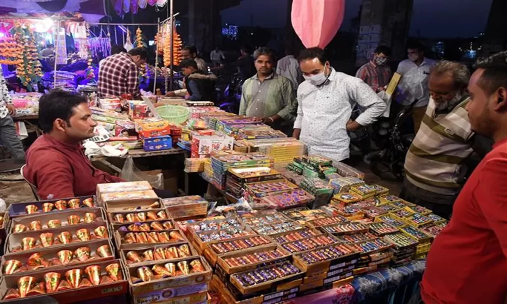 दिवाली पर पटाखों की बिक्री पर रोक के बावजूद, दिल्ली पुलिस ने 3,500 किलोग्राम पटाखे किए जब्त