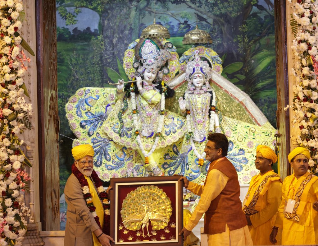 प्रधानमंत्री ने उत्तर प्रदेश के मथुरा में श्री कृष्ण जन्मभूमि मंदिर में दर्शन और पूजा-अर्चना की Prime Minister visited and offered prayers at Shri Krishna Janmabhoomi Temple in Mathura, Uttar Pradesh