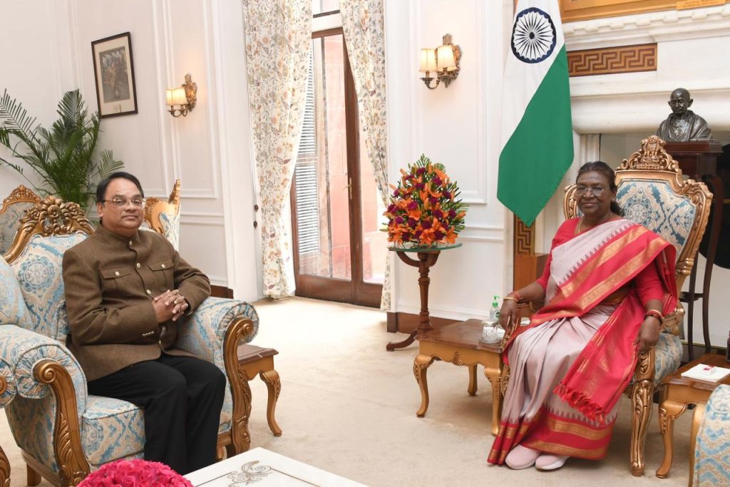 आईसीएफएआई विश्वविद्यालय सिक्किम के कुलपति डॉ. जगन्नाथ पटनायक ने राष्ट्रपति द्रौपदी मुर्मू से की मुलाकात ICFAI University Sikkim Vice Chancellor Dr. Jagannath Patnaik meets President Draupadi Murmu