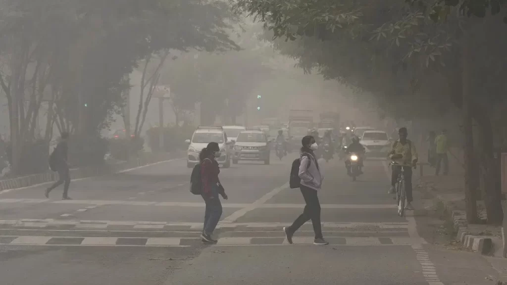 बढ़ते प्रदूषण को देखते हुए बंद किए गए नोएडा-ग्रेटर नोएडा में कक्षा 9 तक के सभी स्कूल