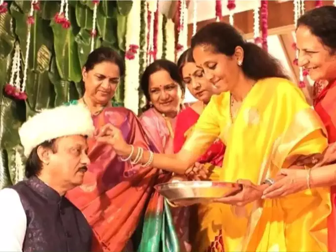 सुप्रिया सुले ने अजित पवार को टीका लगाकर और आरती उतार कर मनाया भाई दूज का त्योहार