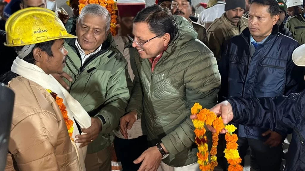 17 दिन से सुरंग में फंसे सभी 41 जांबाज मजदूर आए बाहर, सीएम धामी ने सभी से की मुलाकात All 41 brave laborers trapped in the tunnel for 17 days came out, CM Dhami met everyone