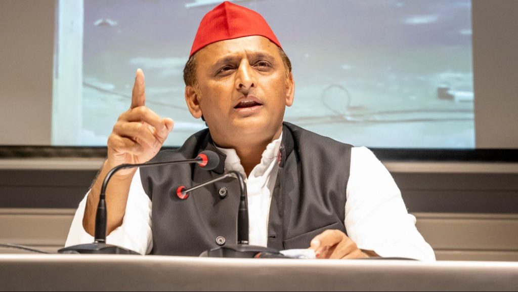 अखिलेश यादव को ले जा रहे हेलीकॉप्टर में उड़ान भरने के बाद आई खराबी..10 मिनट तक हवा में..