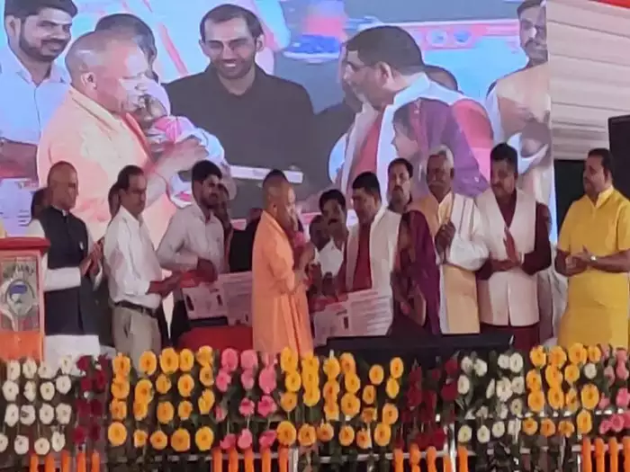 सीएम योगी ने वनटांगिया के साथ मनाई दिवाली, दिया 153 करोड़ रुपये का सौगात