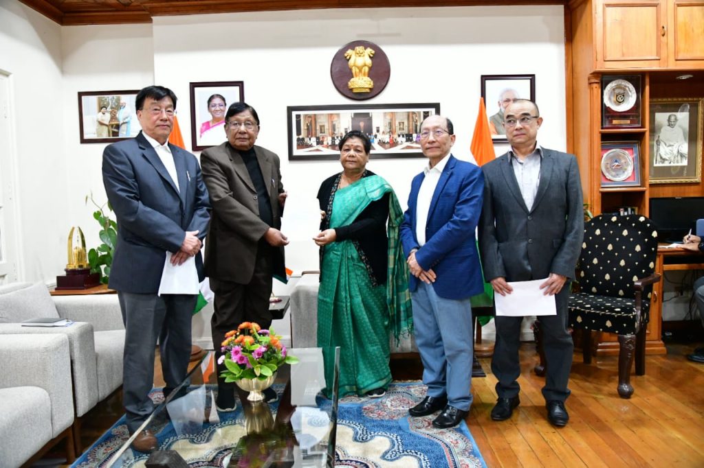 राज्यपाल अनुसुइया उइके से वरिष्ठ राजनेता ओ.जॉय सिंह और चार पूर्व विधायकों, आर.के.आनंद सिंह, ई.चंद सिंह और पी.शरतचंद्र सिंह ने की मुलाकात