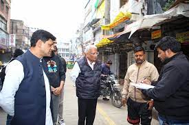 महापौर पुष्यमित्र भार्गव ने सम्हाला मोर्चा , स्वच्छता व्यवस्था को लेकर तड़के सुबह से शुरू किया विभिन्न वार्ड का दौरा