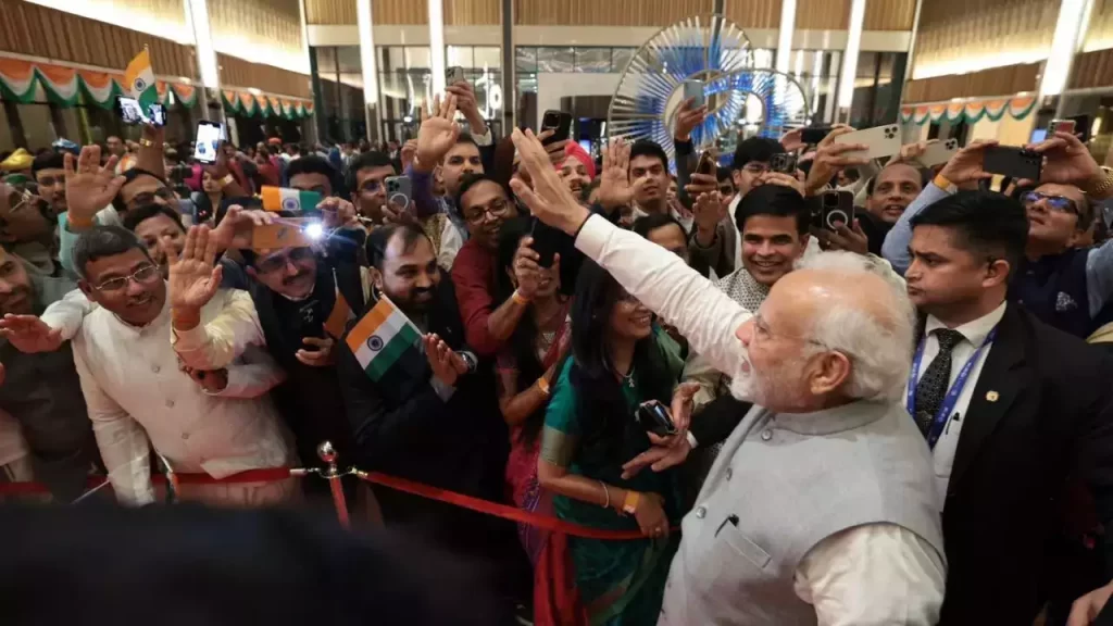 विश्व जलवायु कार्रवाई सम्मेलन में हिस्सा लेने दुबई पहुंचे पीएम मोदी, प्रवासी भारतीयों ने किया शानदार स्वागत